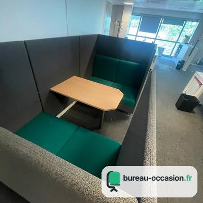 Alcôve acoustique d'occasion avec banquettes vertes et table