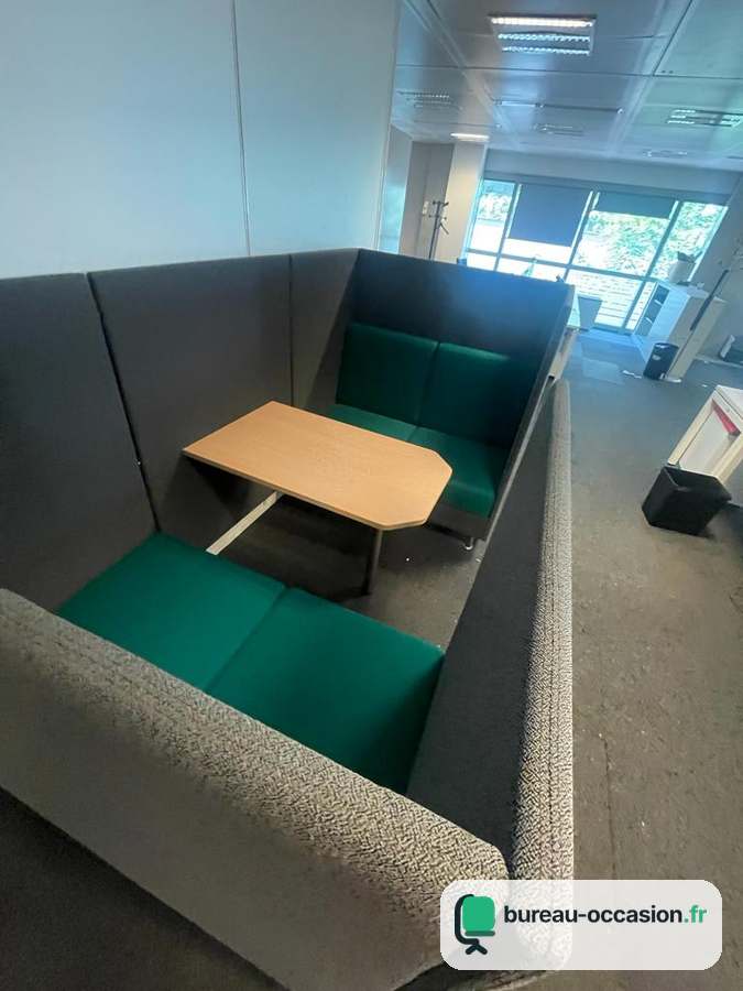 Alcôve acoustique d'occasion avec banquettes vertes et table