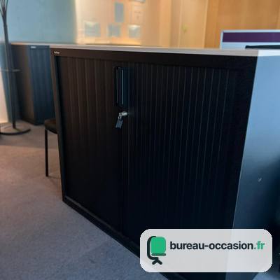 Armoire basse à rideaux d'occasion : métal noir, dessus gris clair