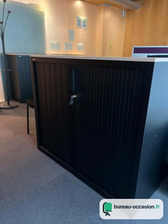 Armoire basse à rideaux d'occasion : métal noir, dessus gris clair