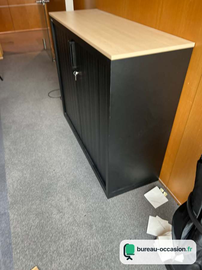 Armoire basse à rideaux d'occasion : métal noir, plateau bois clair