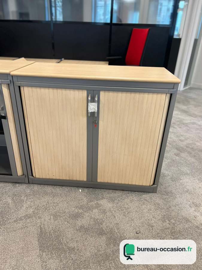 Armoire basse d'occasion à rideaux érable : structure grise