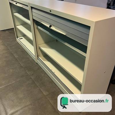 Armoire basse d'occasion blanche : rideaux coulissants et serrure
