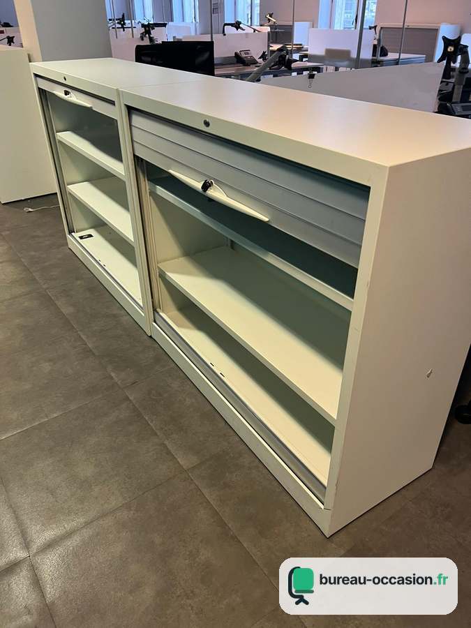 Armoire basse d'occasion blanche : rideaux coulissants et serrure