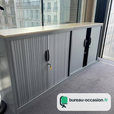 Armoire basse d'occasion : rideaux gris alu, plateau finition bois