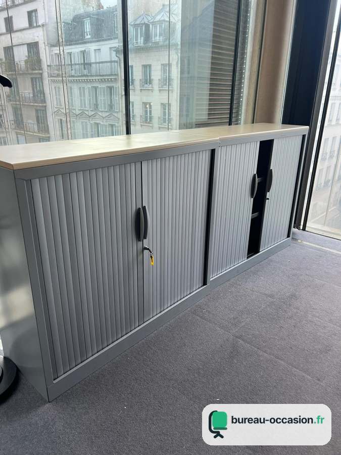 Armoire basse d'occasion : rideaux gris alu, plateau finition bois