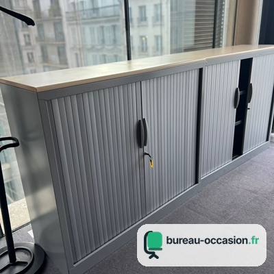 Armoire basse Majencia d'occasion : rideaux gris, plateau bois clair