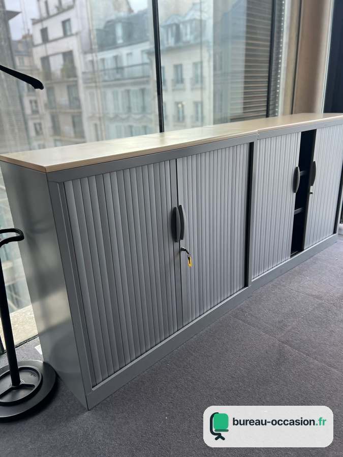 Armoire basse Majencia d'occasion : rideaux gris, plateau bois clair
