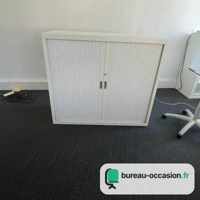 Armoire basse métallique d'occasion à rideaux, coloris blanc