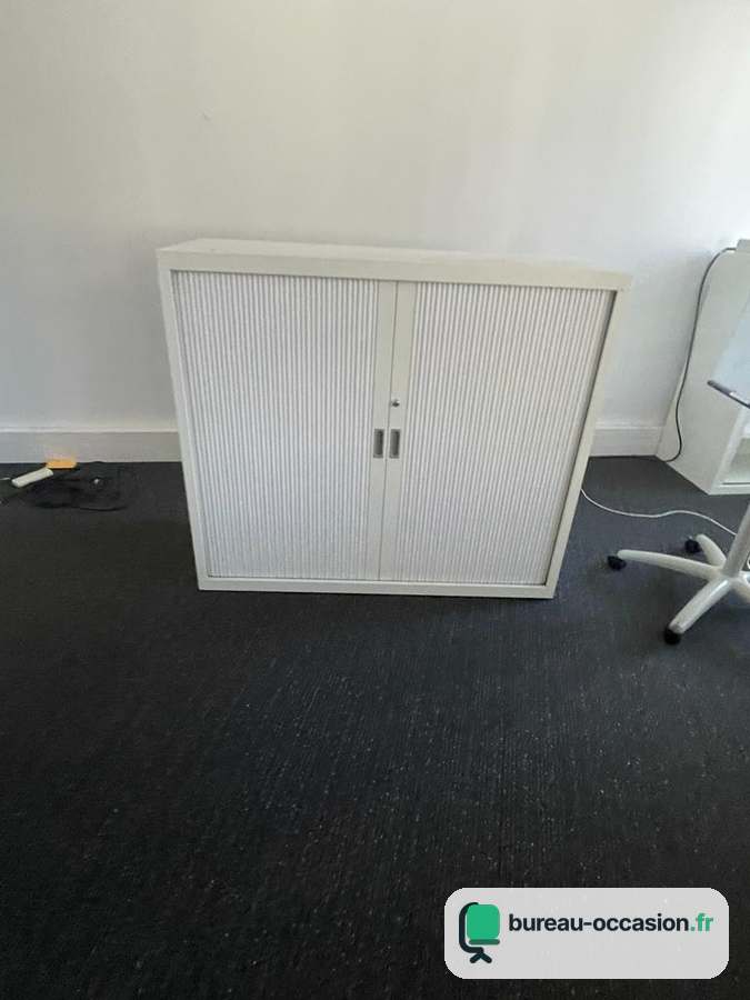 Armoire basse métallique d'occasion à rideaux, coloris blanc