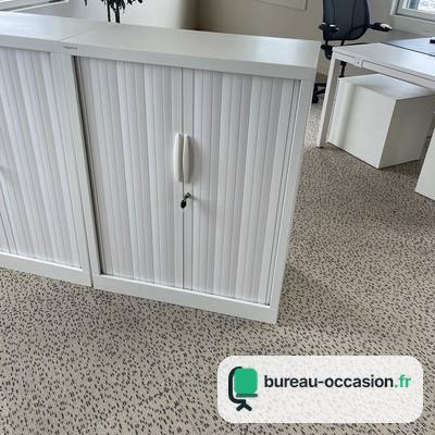 Armoire basse métallique d'occasion blanche à rideaux
