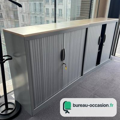 Armoire basse Samas d'occasion : rideaux gris, dessus bois clair