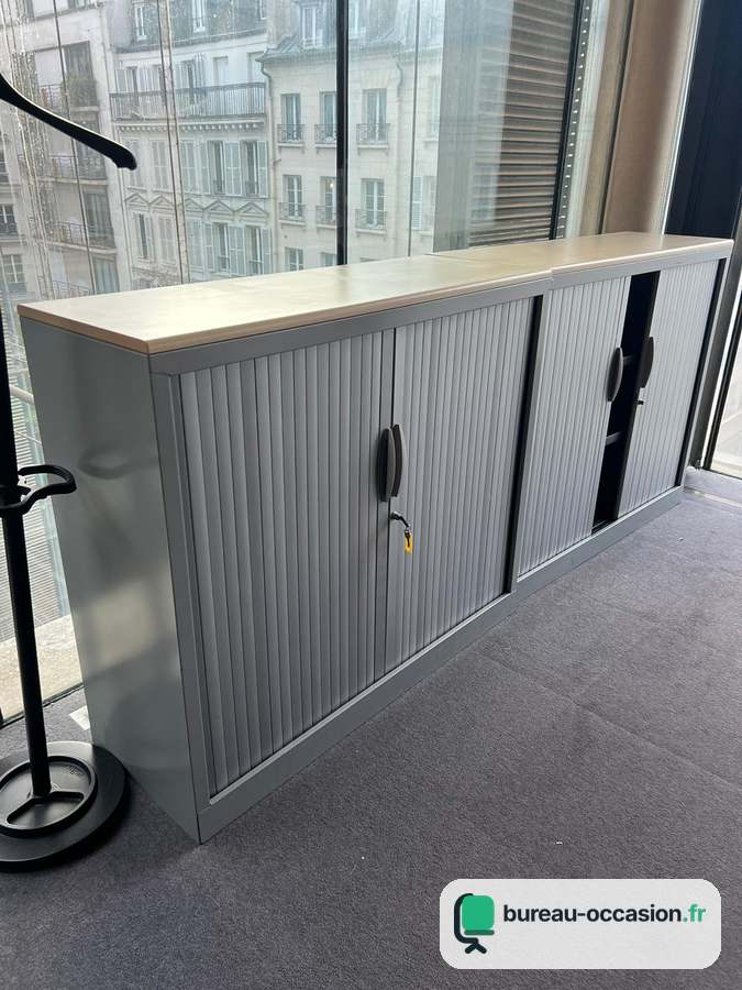 Armoire basse Samas d'occasion : rideaux gris, dessus bois clair