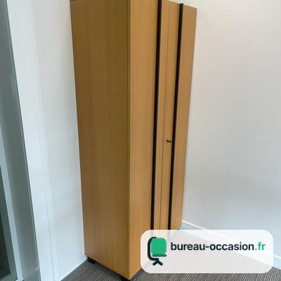 Armoire colonne d'occasion haute et étroite, finition chêne