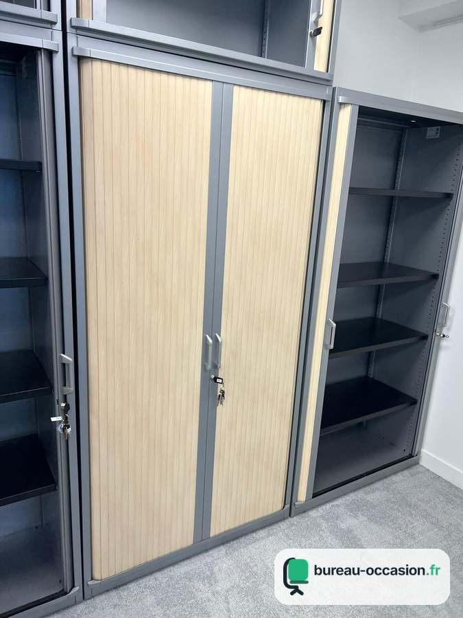 Armoire haute à rideaux d'occasion : érable et métal gris