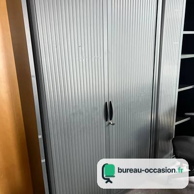 Armoire haute à rideaux d'occasion : métal gris alu, serrure