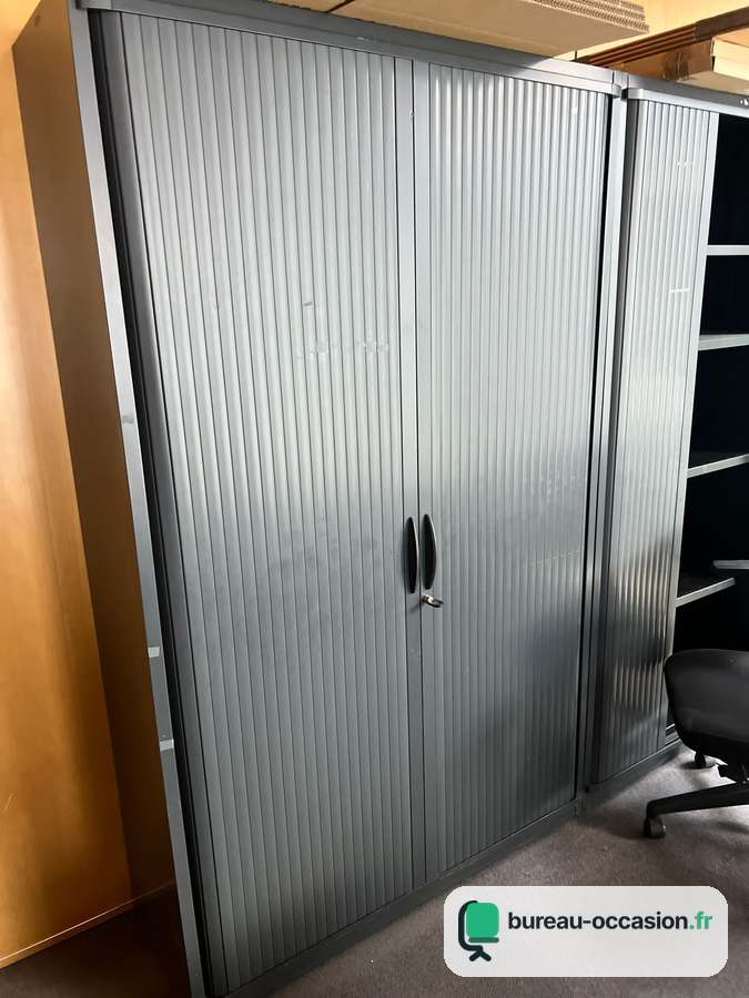 Armoire haute à rideaux d'occasion : métal gris alu, serrure