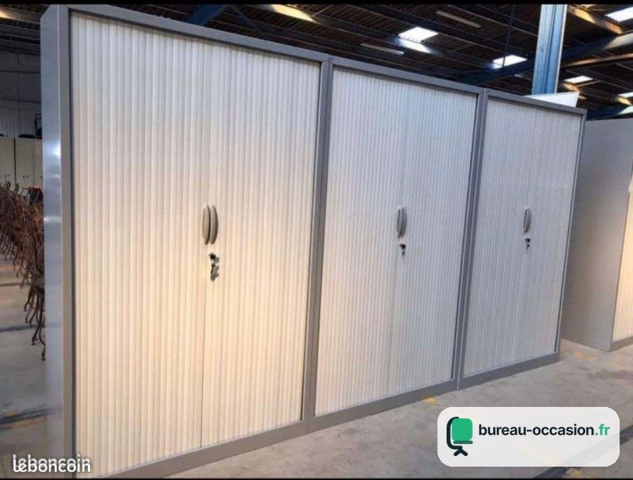 Armoire haute d'occasion à rideaux gris alu : plusieurs exemplaires