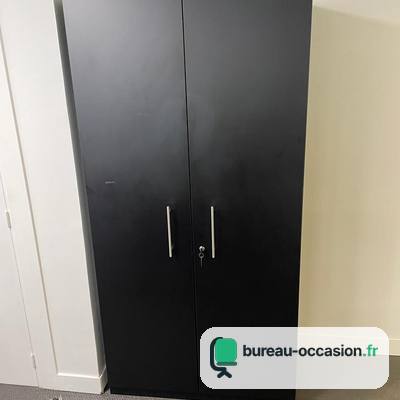 Armoire haute d'occasion noire à 2 portes et tablettes réglables