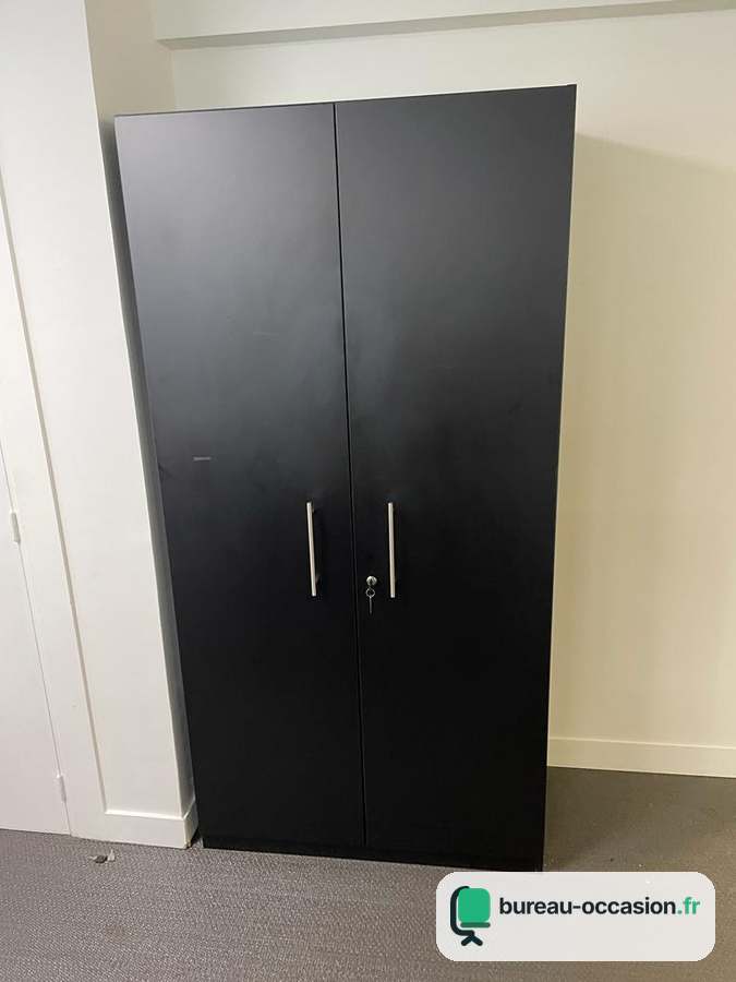 Armoire haute d'occasion noire à 2 portes et tablettes réglables
