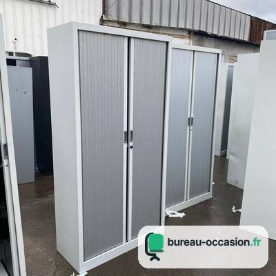Armoire haute d'occasion : structure blanche, rideaux gris
