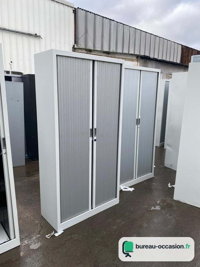 Armoire haute d'occasion : structure blanche, rideaux gris