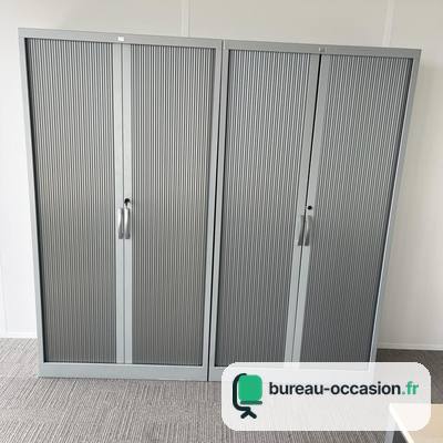 Armoire haute métallique d'occasion à rideaux, coloris gris