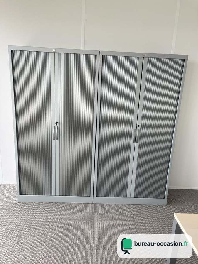 Armoire haute métallique d'occasion à rideaux, coloris gris