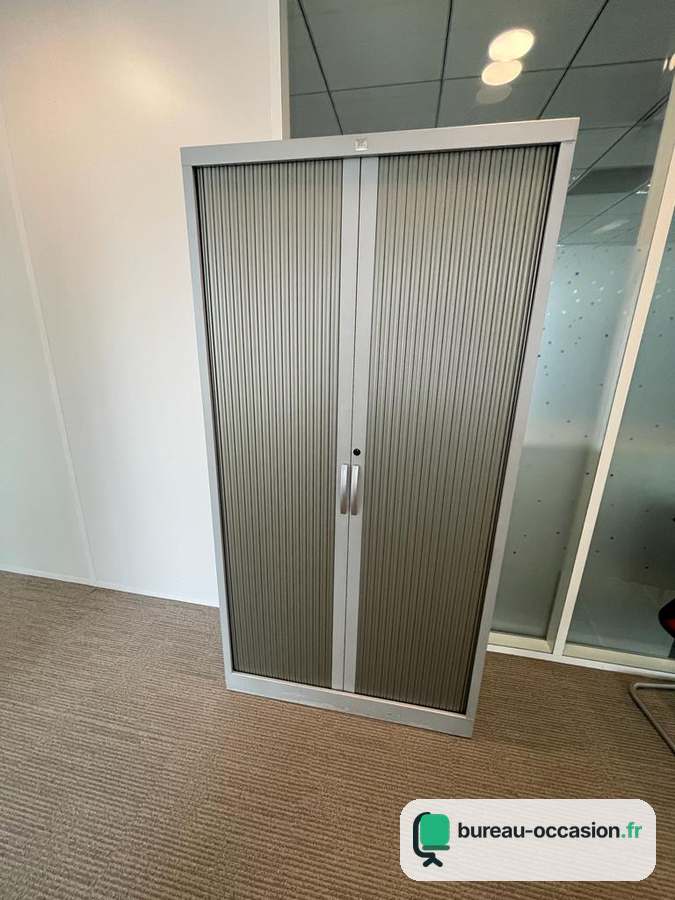 Armoire haute métallique d'occasion à rideaux gris fumé