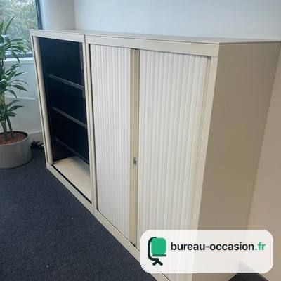 Armoire métal moyenne d'occasion : coloris crème, rideaux blancs