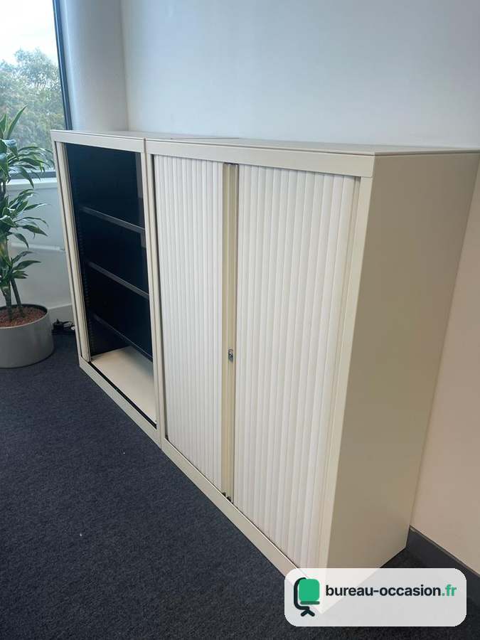 Armoire métal moyenne d'occasion : coloris crème, rideaux blancs