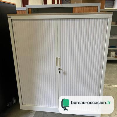 Armoire métallique d'occasion à rideaux beige, avec serrure