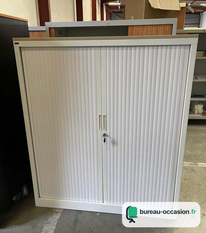 Armoire métallique d'occasion à rideaux beige, avec serrure
