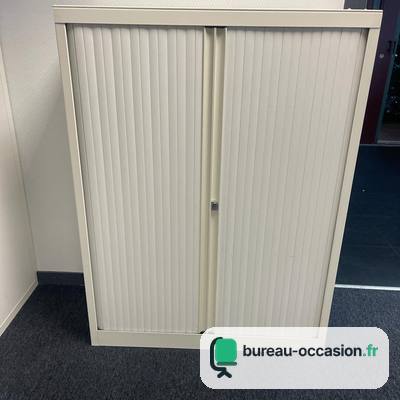 Armoire métallique moyenne d'occasion à rideaux blancs