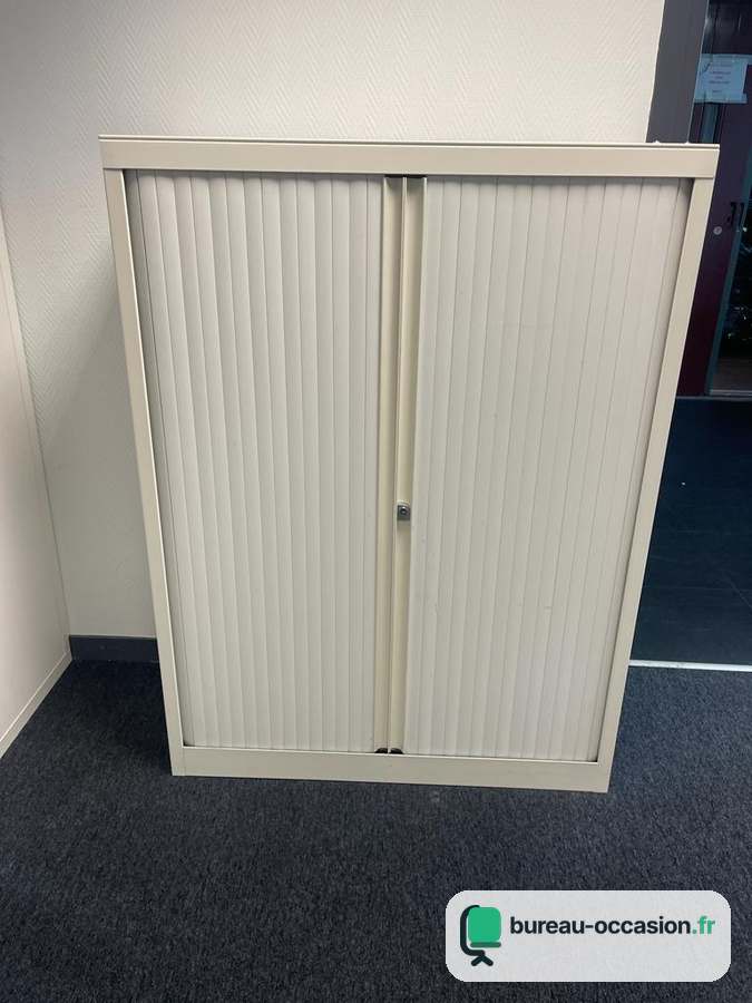Armoire métallique moyenne d'occasion à rideaux blancs