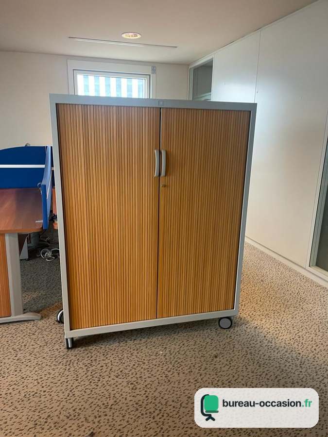 Armoire mi-haute d'occasion à rideaux merisier, montée sur roulettes