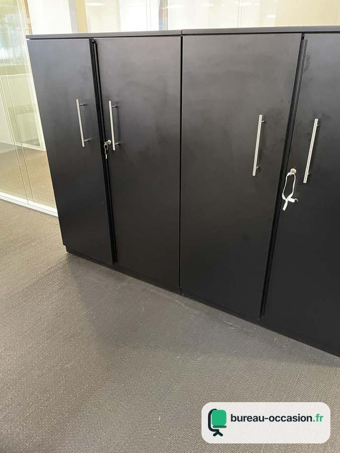 Armoire mi-hauteur d'occasion noire à portes et serrure