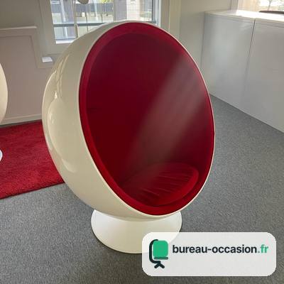 Ball Chair d'occasion : fauteuil boule blanc, intérieur rouge