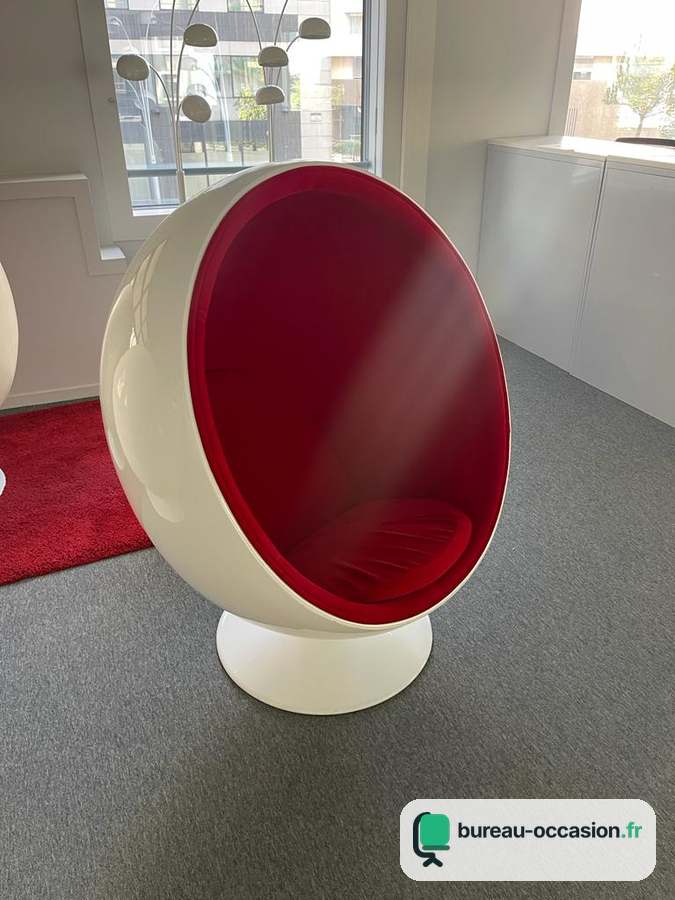 Ball Chair d'occasion : fauteuil boule blanc, intérieur rouge