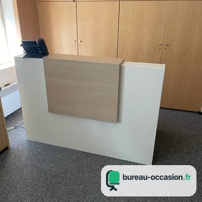 Banque d'accueil d'occasion blanche à façade bois clair
