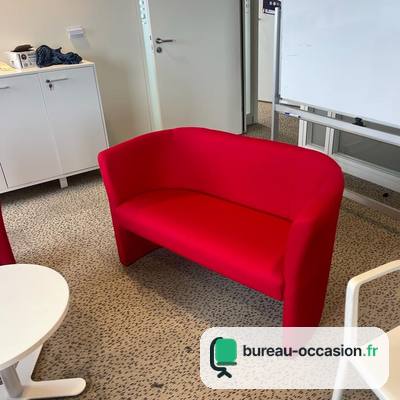 Banquette d'occasion 2 places : tissu rouge, lignes arrondies
