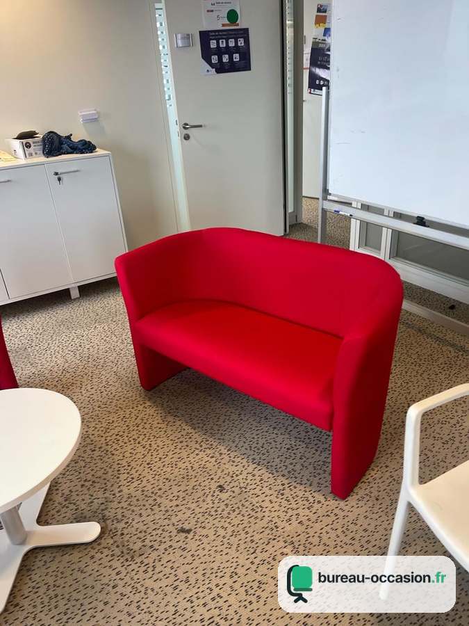 Banquette d'occasion 2 places : tissu rouge, lignes arrondies