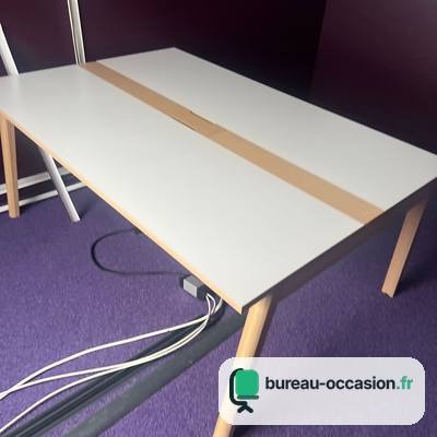 Bench d'occasion 2 postes blanc, bande bois passe-câbles, pieds bois