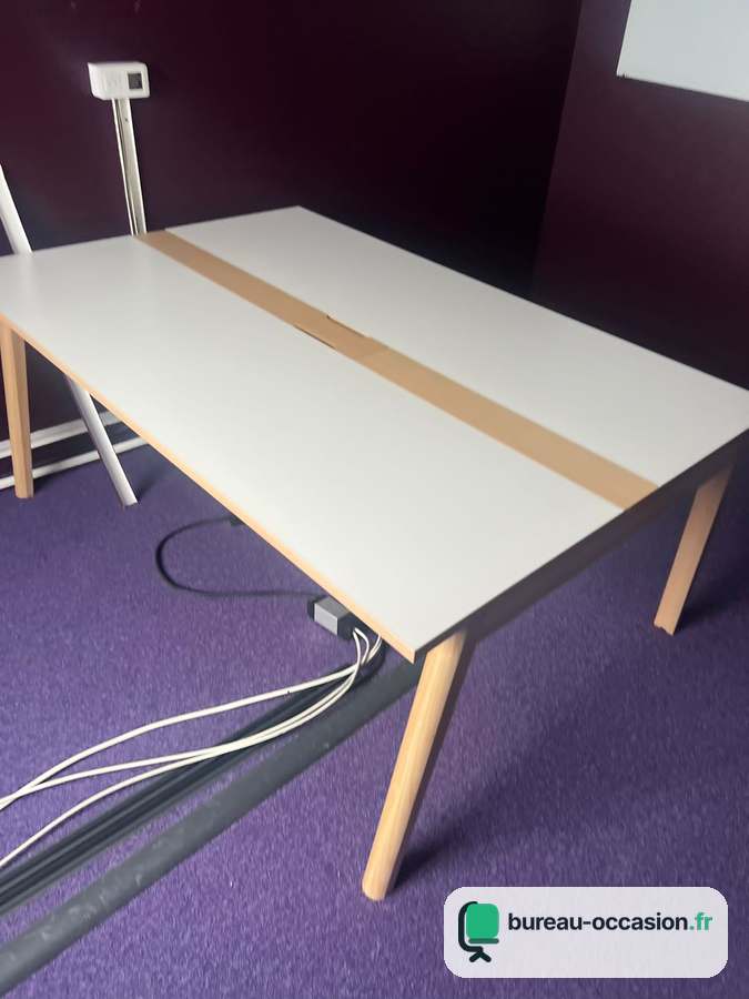 Bench d'occasion 2 postes blanc, bande bois passe-câbles, pieds bois