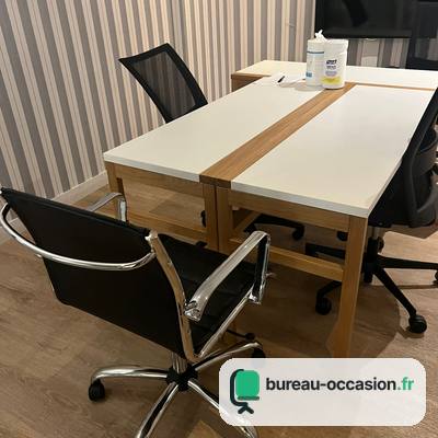 Bench d'occasion 2 postes : plateaux blancs, bande bois, pieds bois