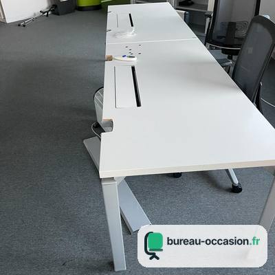 Bench d'occasion à plateaux blancs pour open space multi-postes