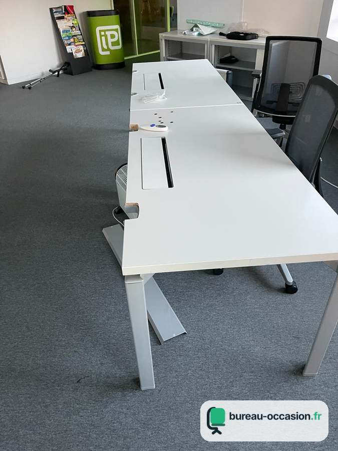Bench d'occasion à plateaux blancs pour open space multi-postes