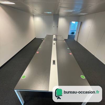 Bench d'occasion anthracite 6 postes : goulotte blanche avec prises