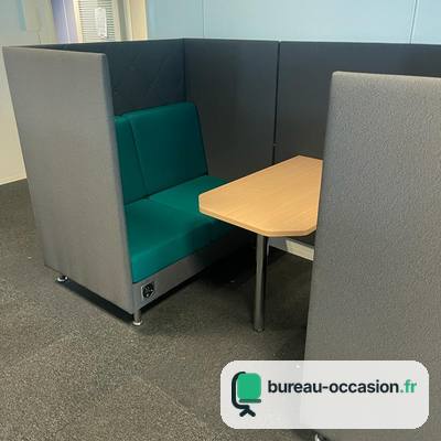 Box acoustique d'occasion : banquettes vertes et table centrale
