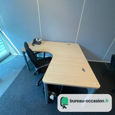 Bureau d'angle d'occasion : hêtre clair et pieds métal gris